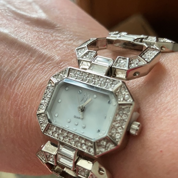 Beautiful Timepiece bracelet - Picture 9 of 9